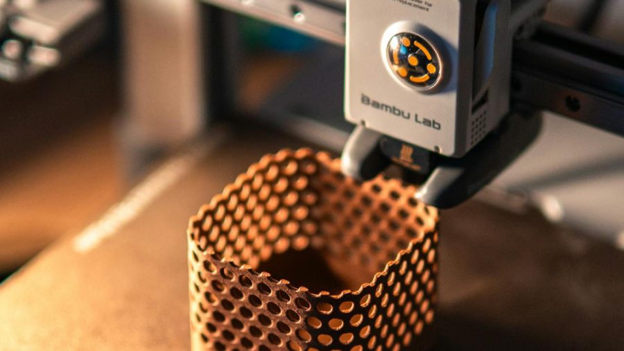 Impression 3D en cours sur Bambu Lab — pièce en nid d'abeille
